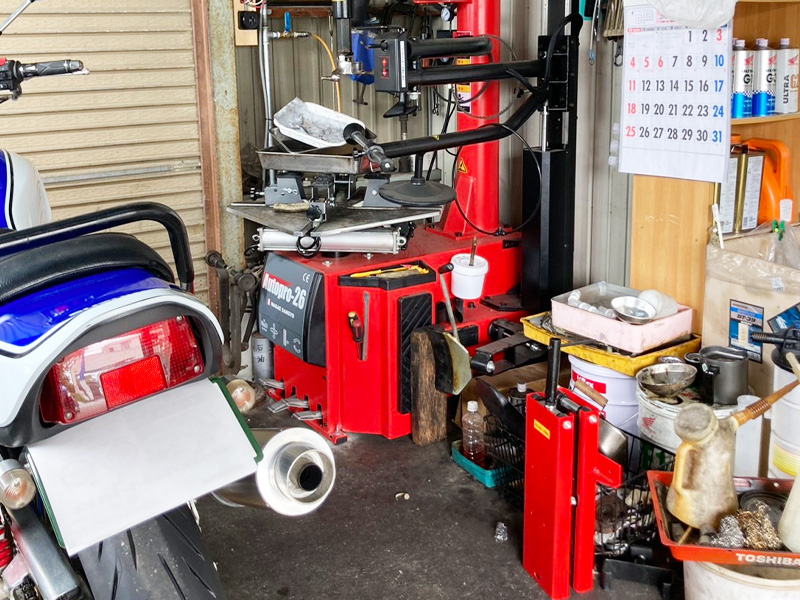 オートバイ用タイヤチェンジャー完備!